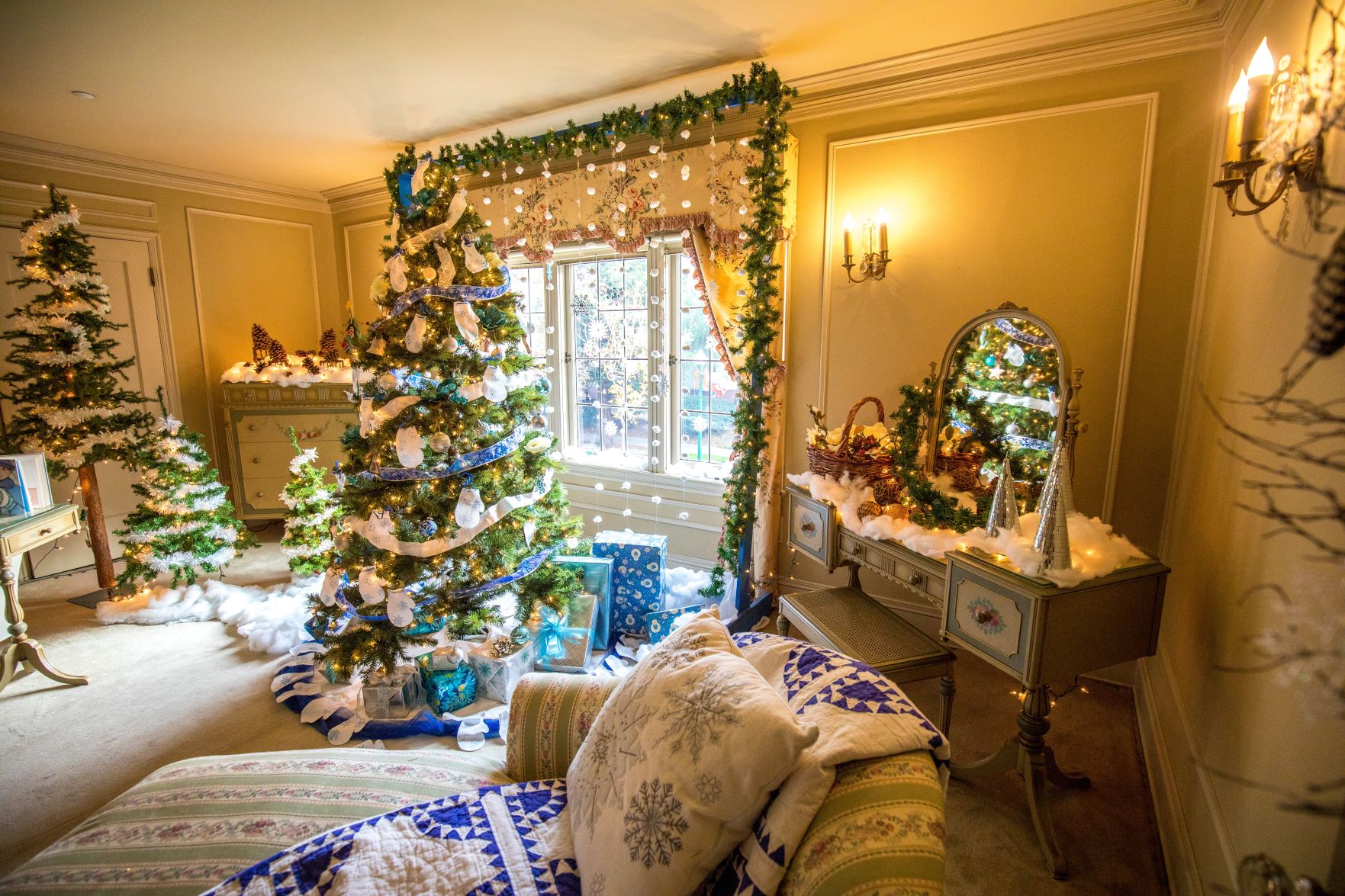 Jason Leung - Unsplash - Christmas Decorations.jpg